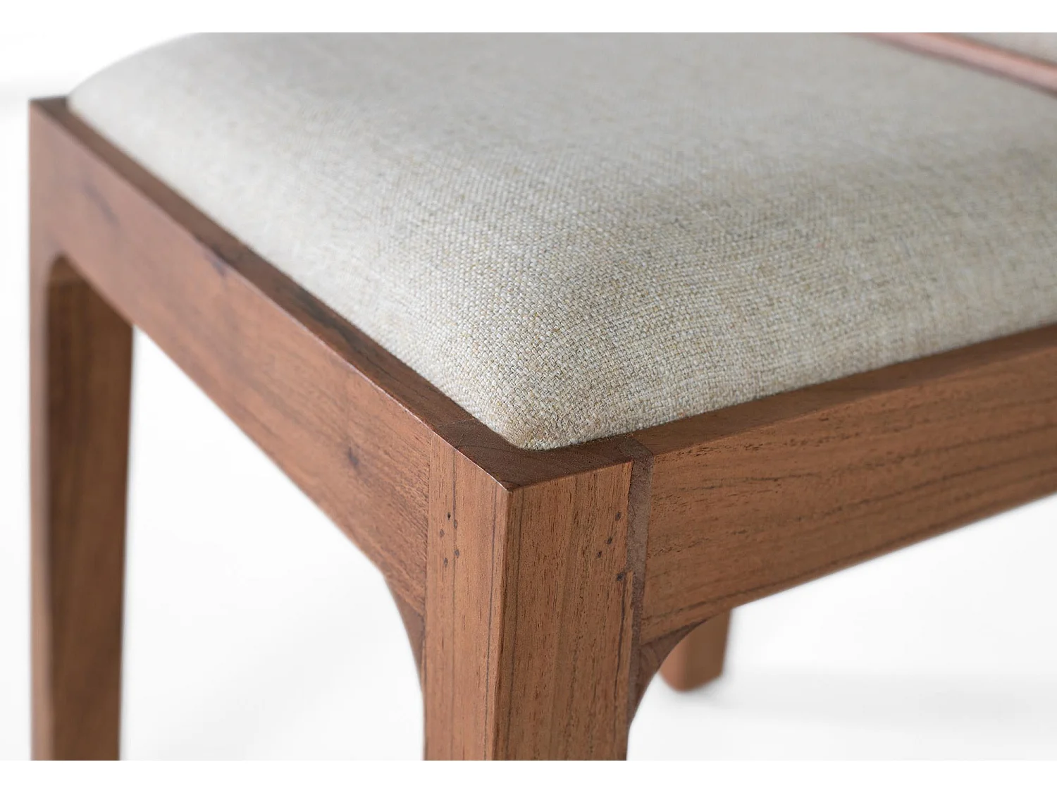 Kavel van 2 chaise longues in acaciahout en beige stof