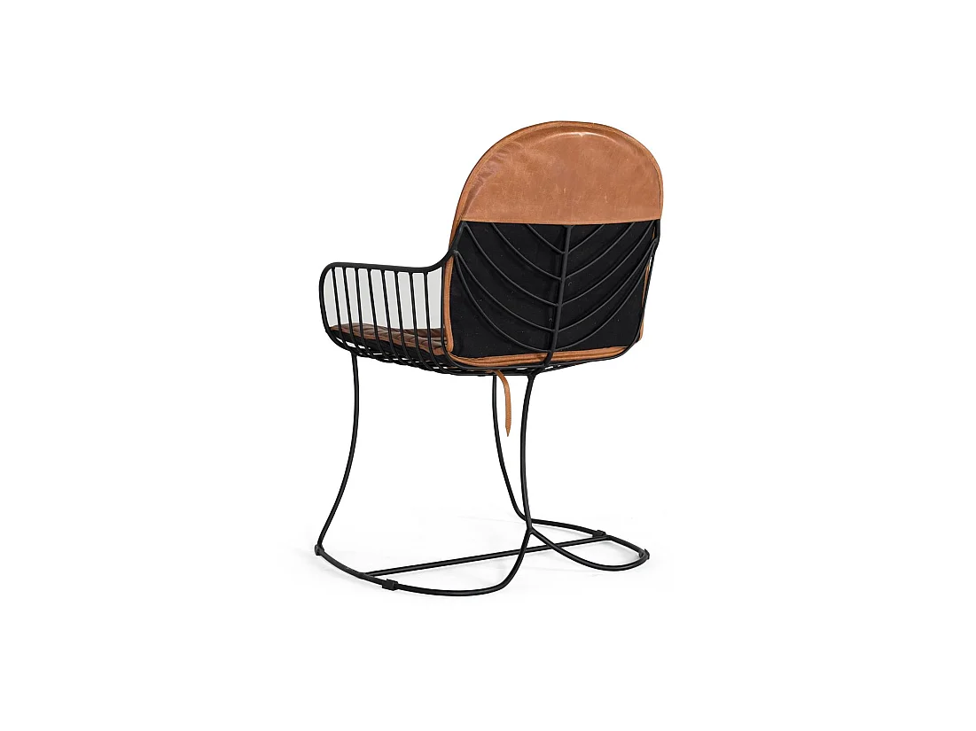 chaise tapissée de cuir marron naturel
