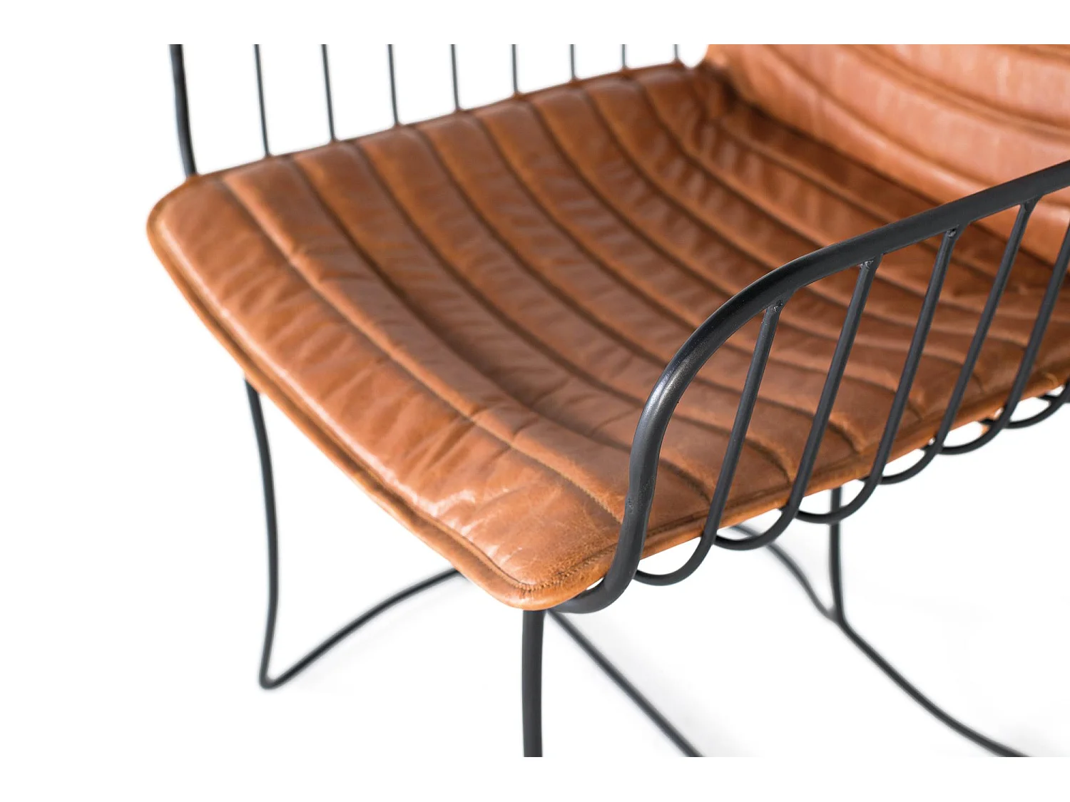 chaise tapissée de cuir marron naturel