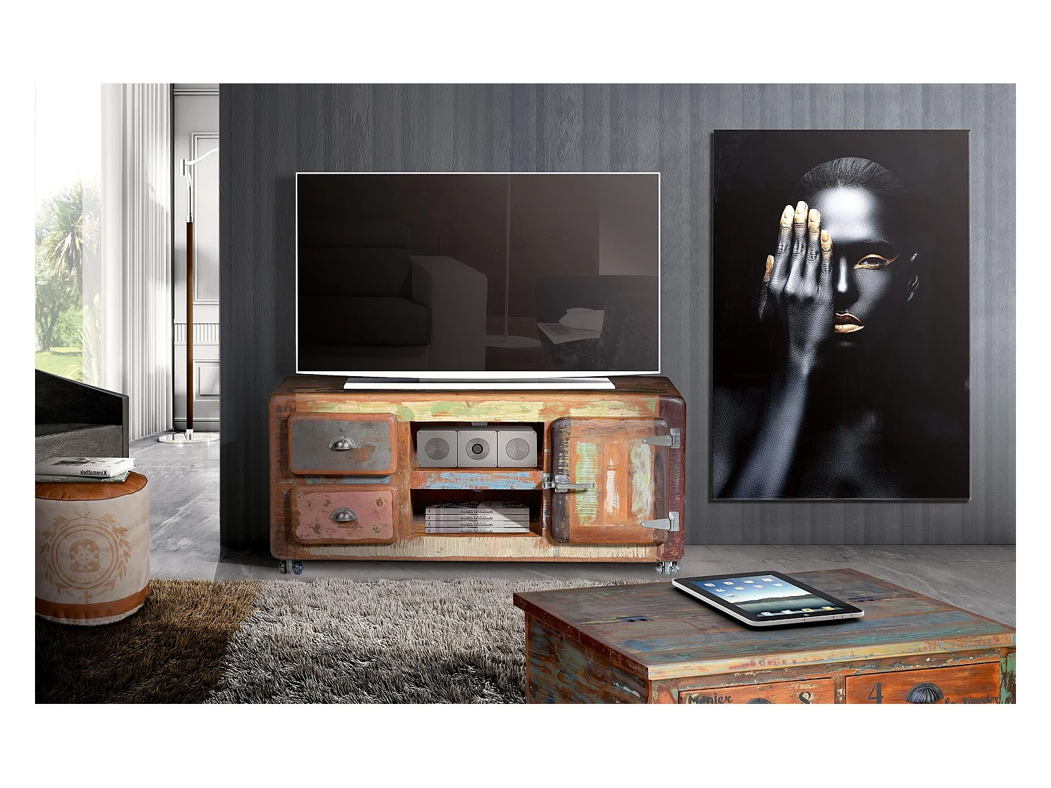 TV-Schrank aus recyceltem Holz