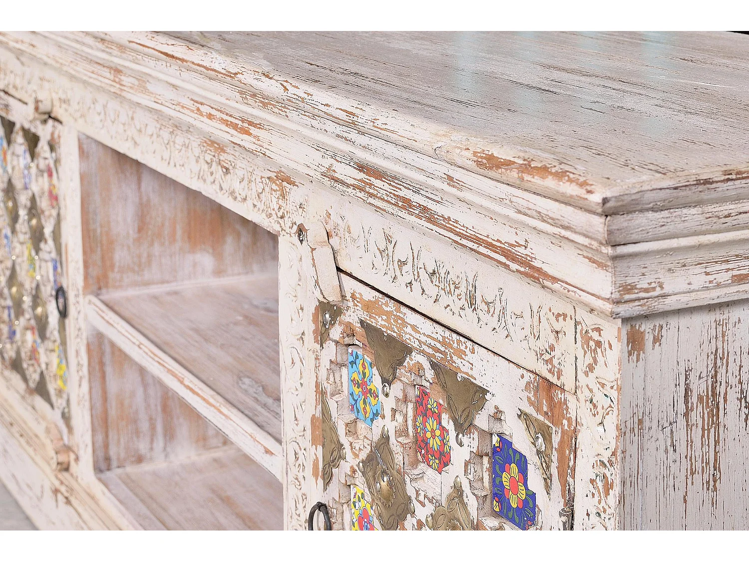 TV-Schrank aus Holz mit Keramikdetails