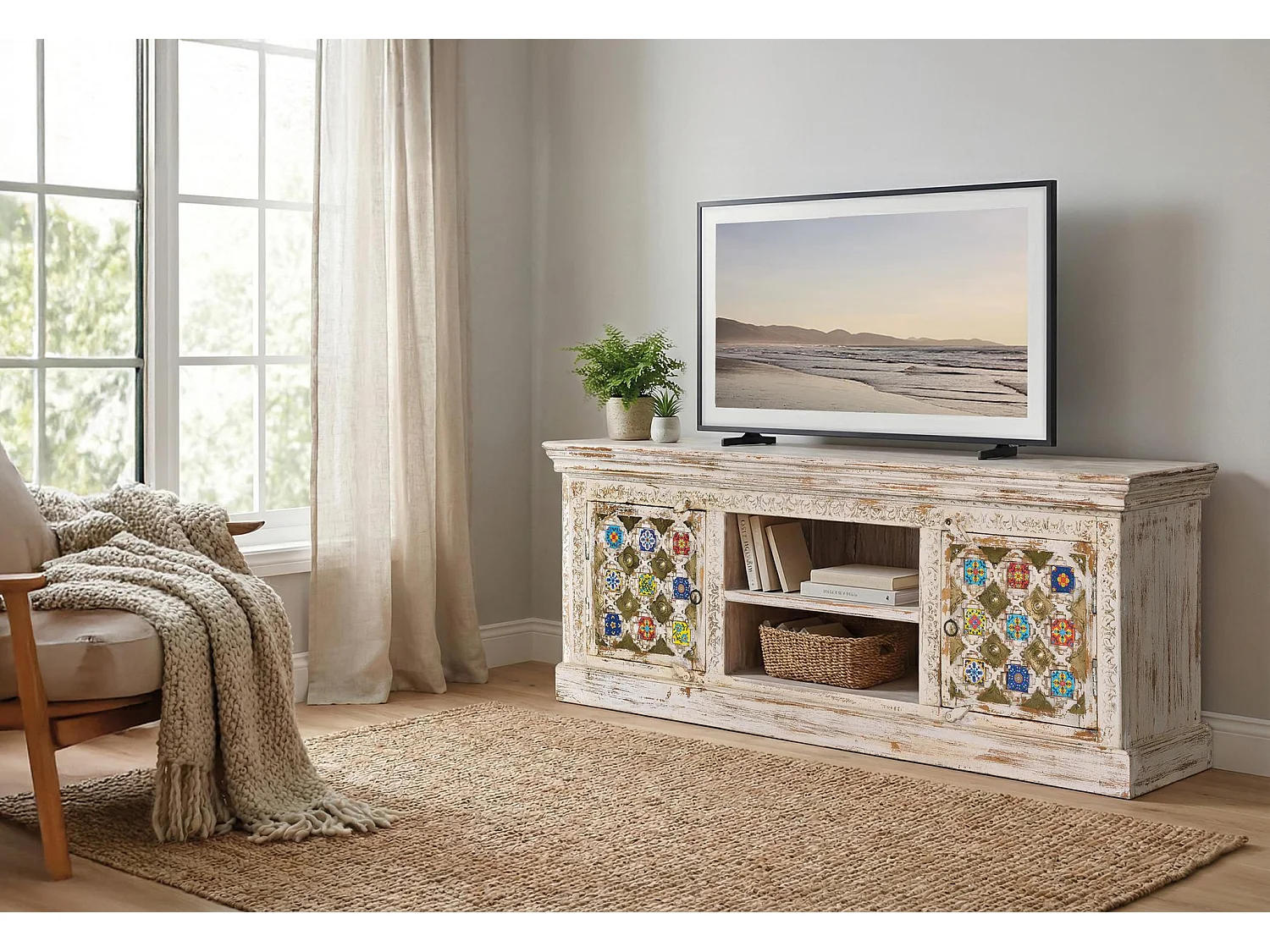 TV-Schrank aus Holz mit Keramikdetails