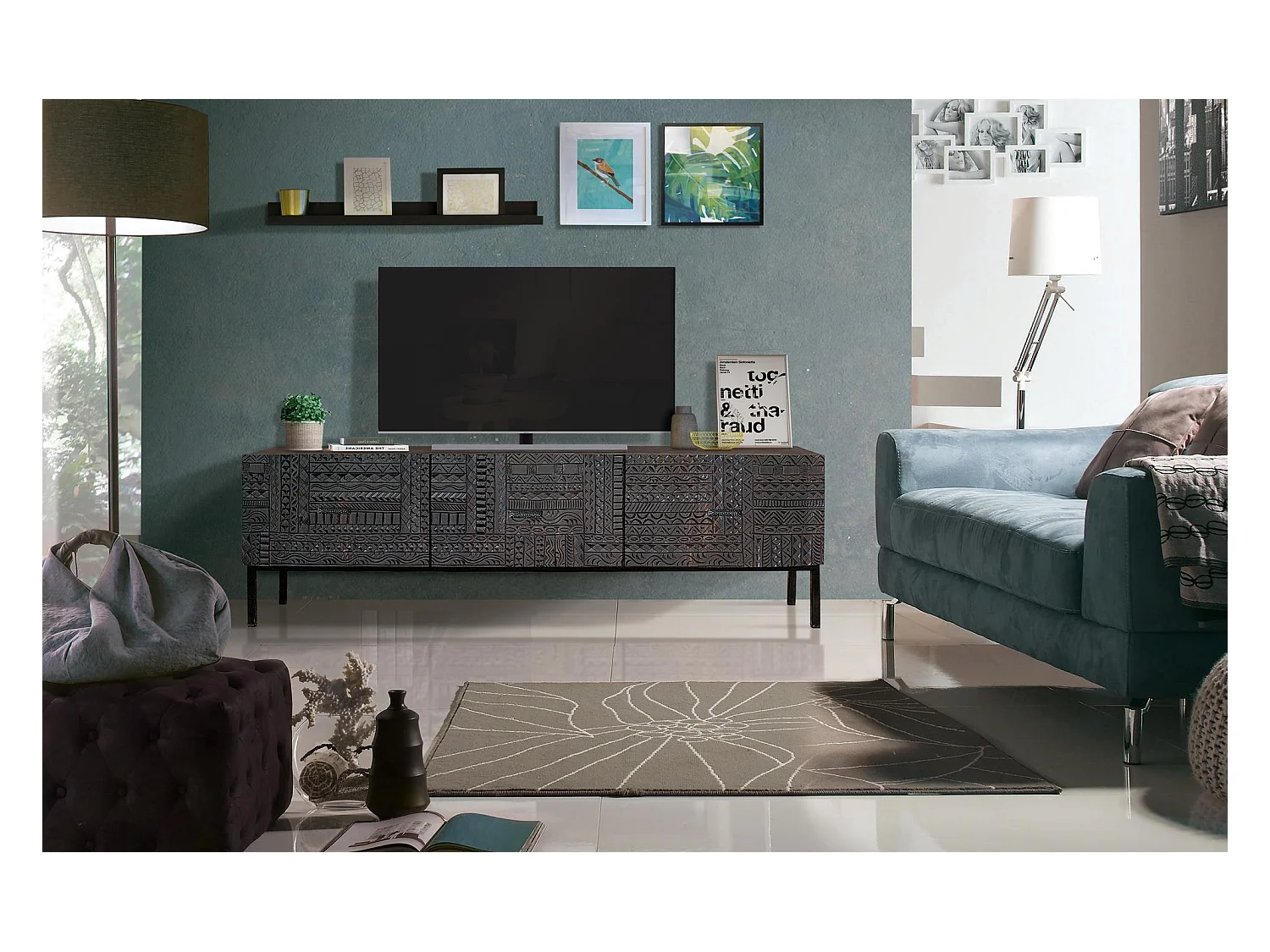 TV-Möbel aus Mangoholz und Eisenbeinen