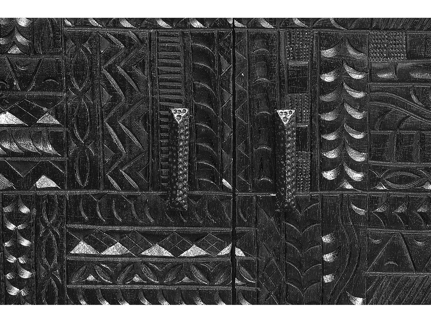 Szafka RTV z drewna manguier i metalowymi nóżkami