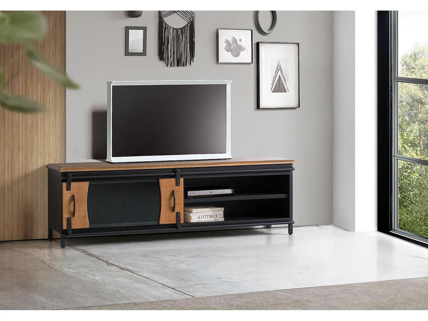 TV-Schrank aus Mangoholz und Metall