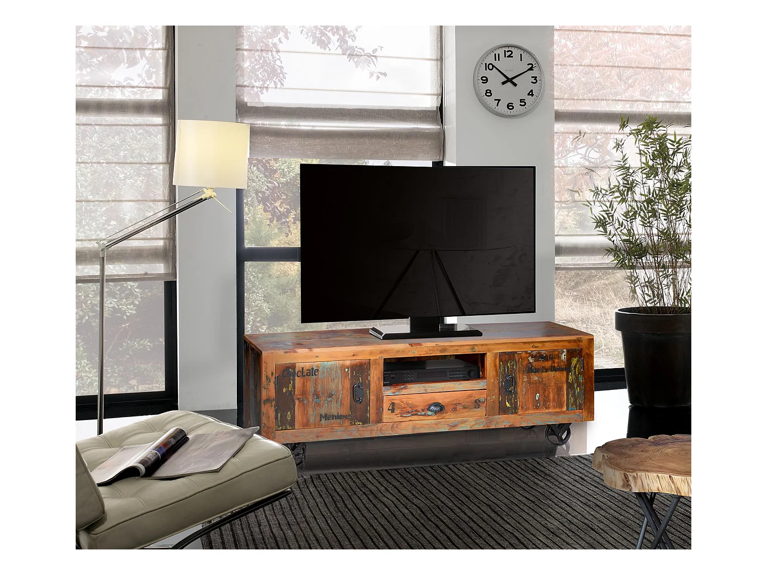 TV-Möbel  aus recyceltem Holz