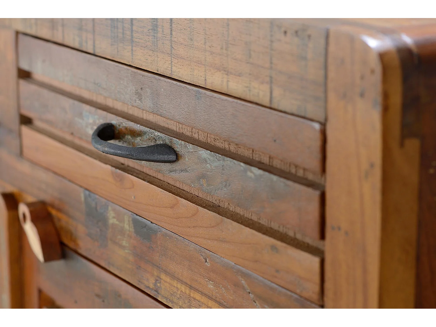 Commode exclusive en bois recyclé multicolore