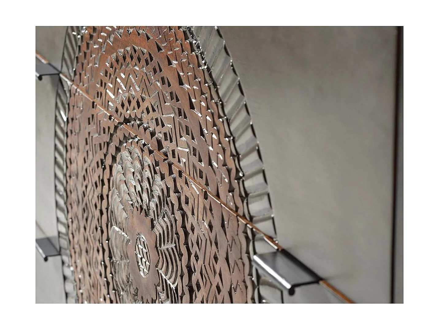 Commode en manguier et pieds en métal gris et marron