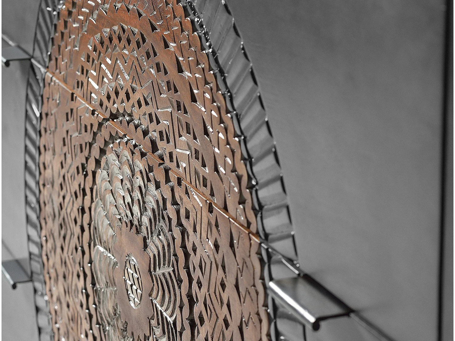 Commode en manguier et pieds en métal gris et marron