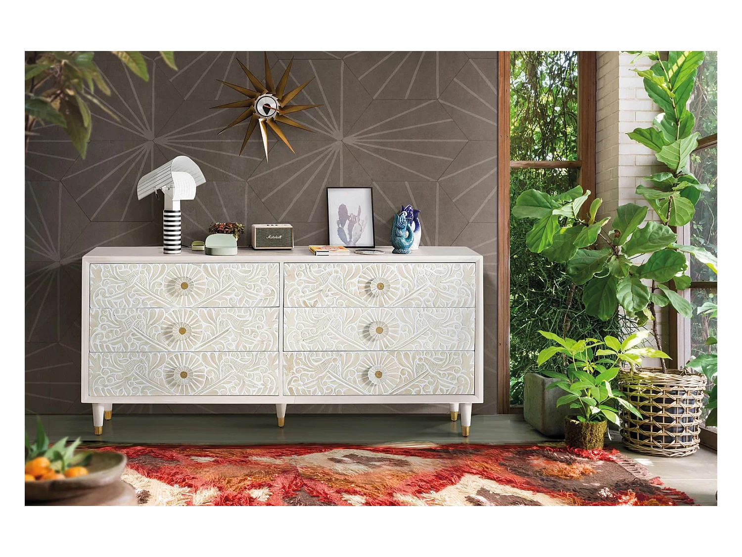 Commode en bois de manguier blanc avec détails dorés