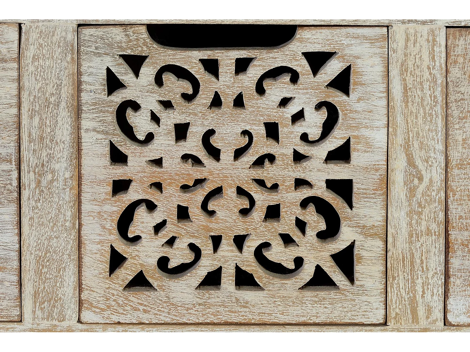 Commode en manguier blanc vieilli