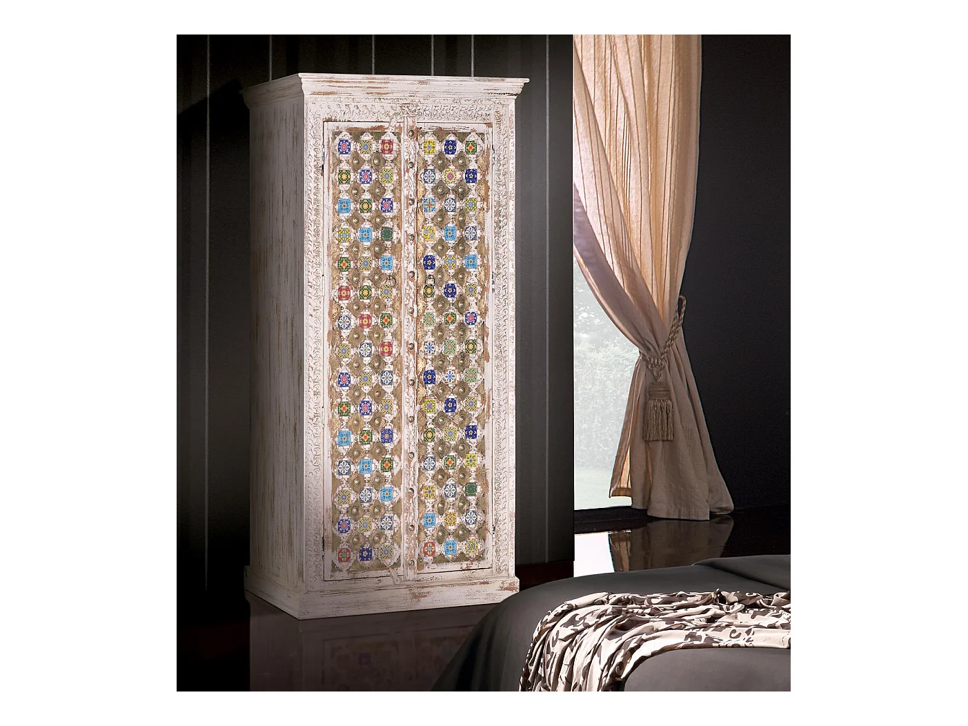 Armoire en bois de manguier détails en céramique et bronze