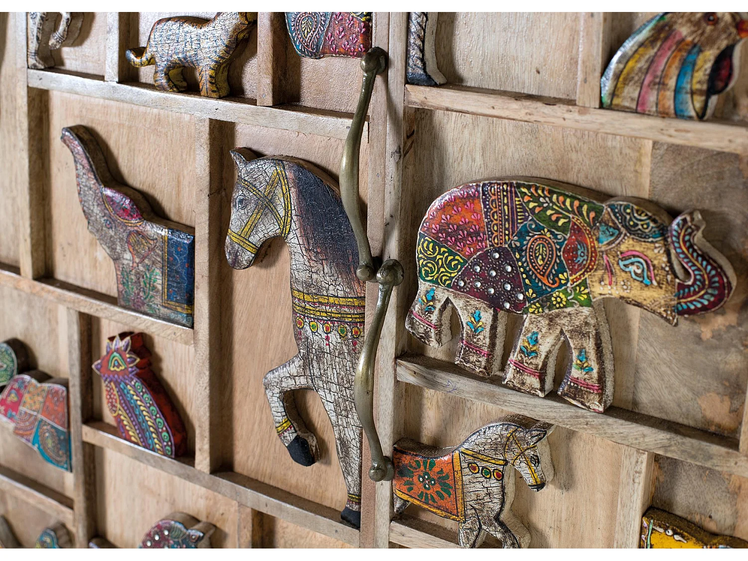 Handbemalter Schrank aus Mangoholz