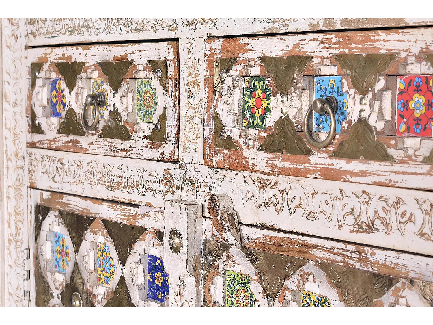 Szafa z drewna mango z ceramicznymi i brązowymi detalami