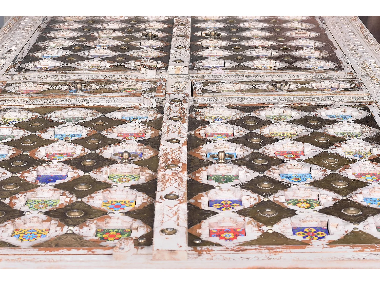 Armoire en bois de manguier détails en céramique et bronze