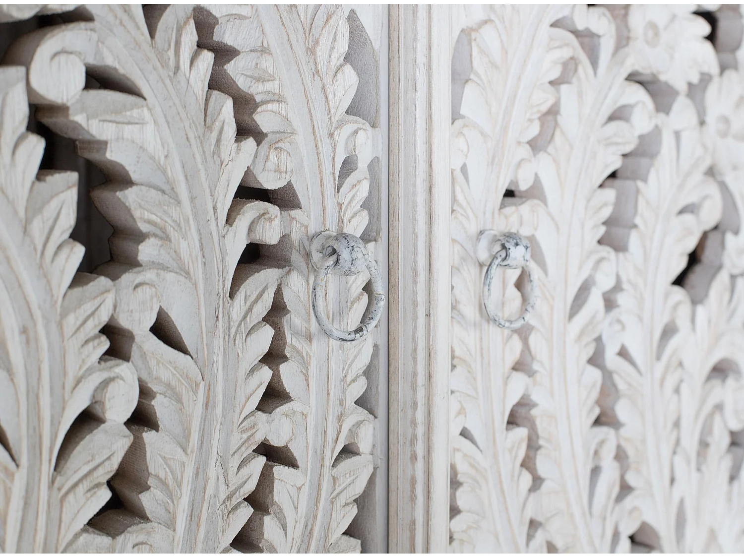 Armoire en bois manguier blanc vieilli