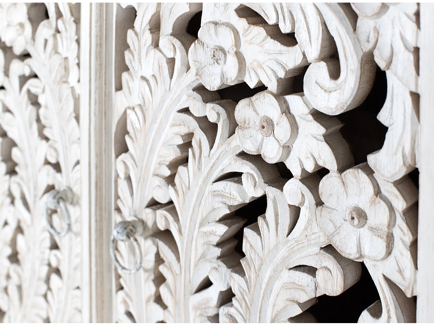 Armoire en bois manguier blanc vieilli