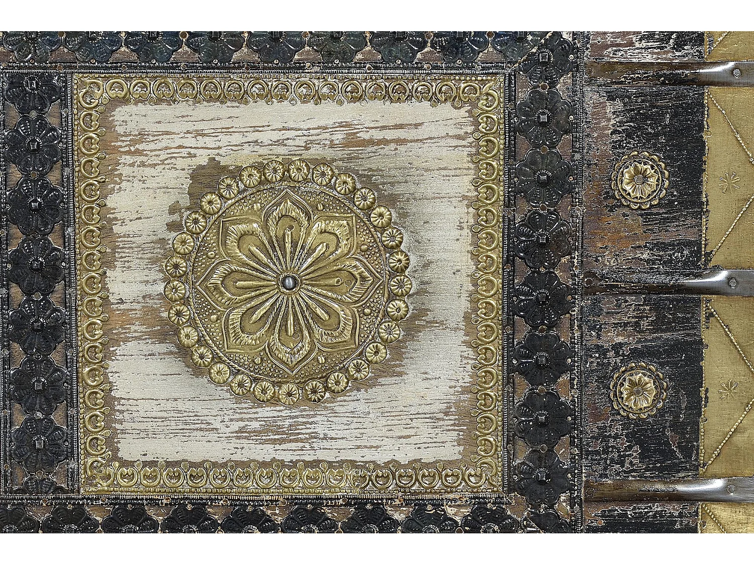 Baú em madeira de mangueira e detalhes em bronze Multicolor.Giner y Colomer.45x40x116