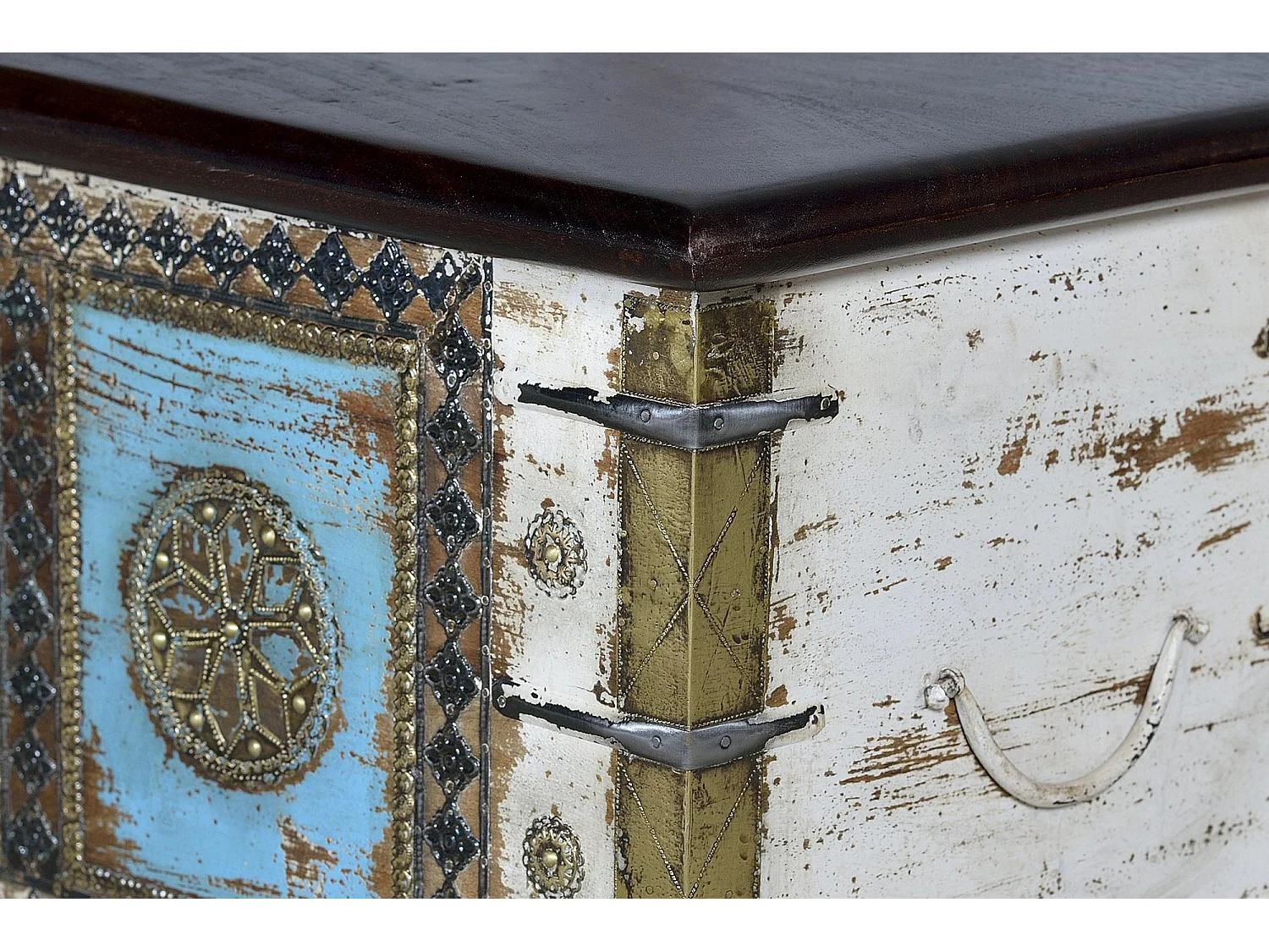 Coffre en manguier blanc et merisier vieilli