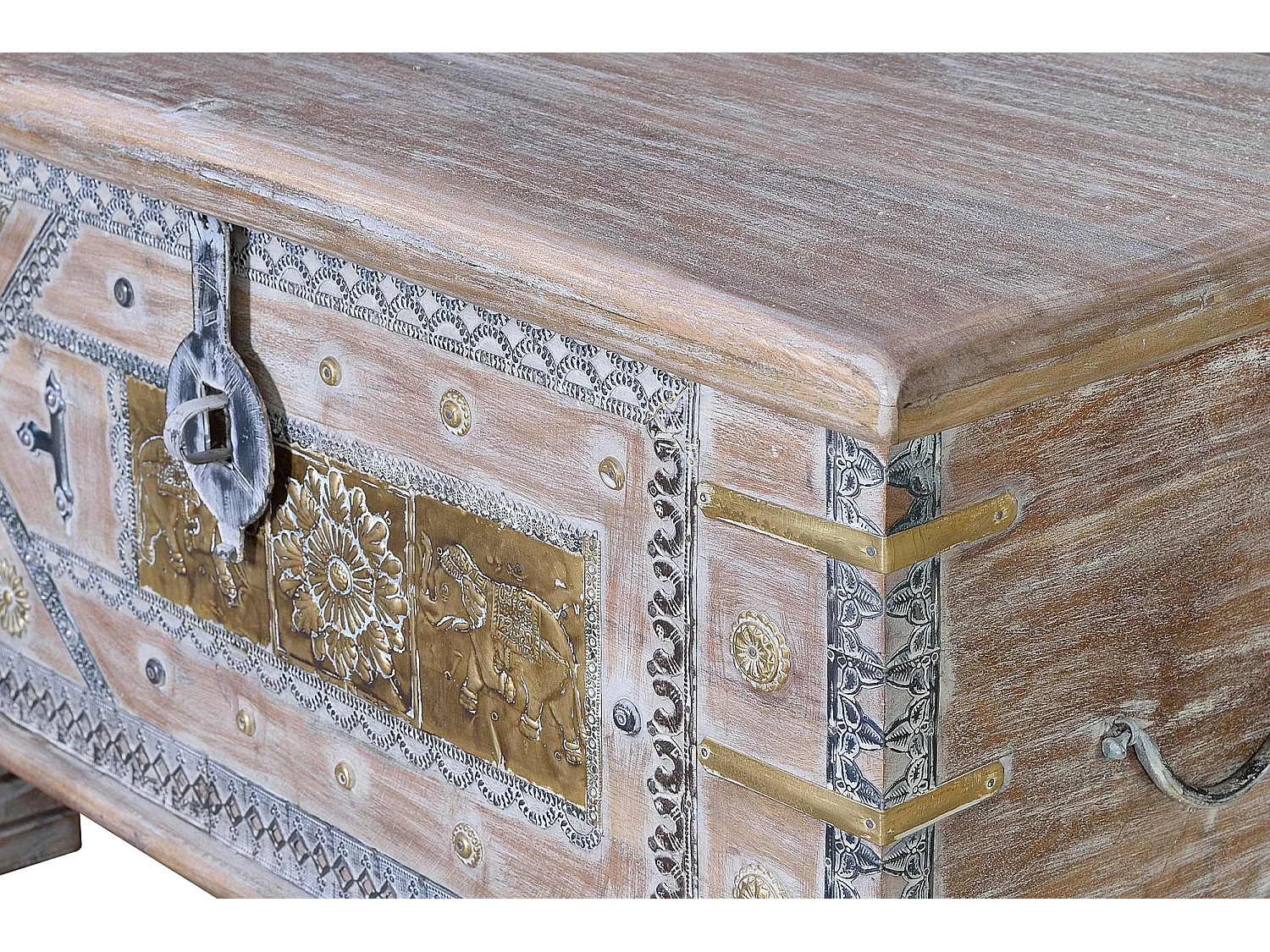 Coffre ancien en bois de manguier blanc