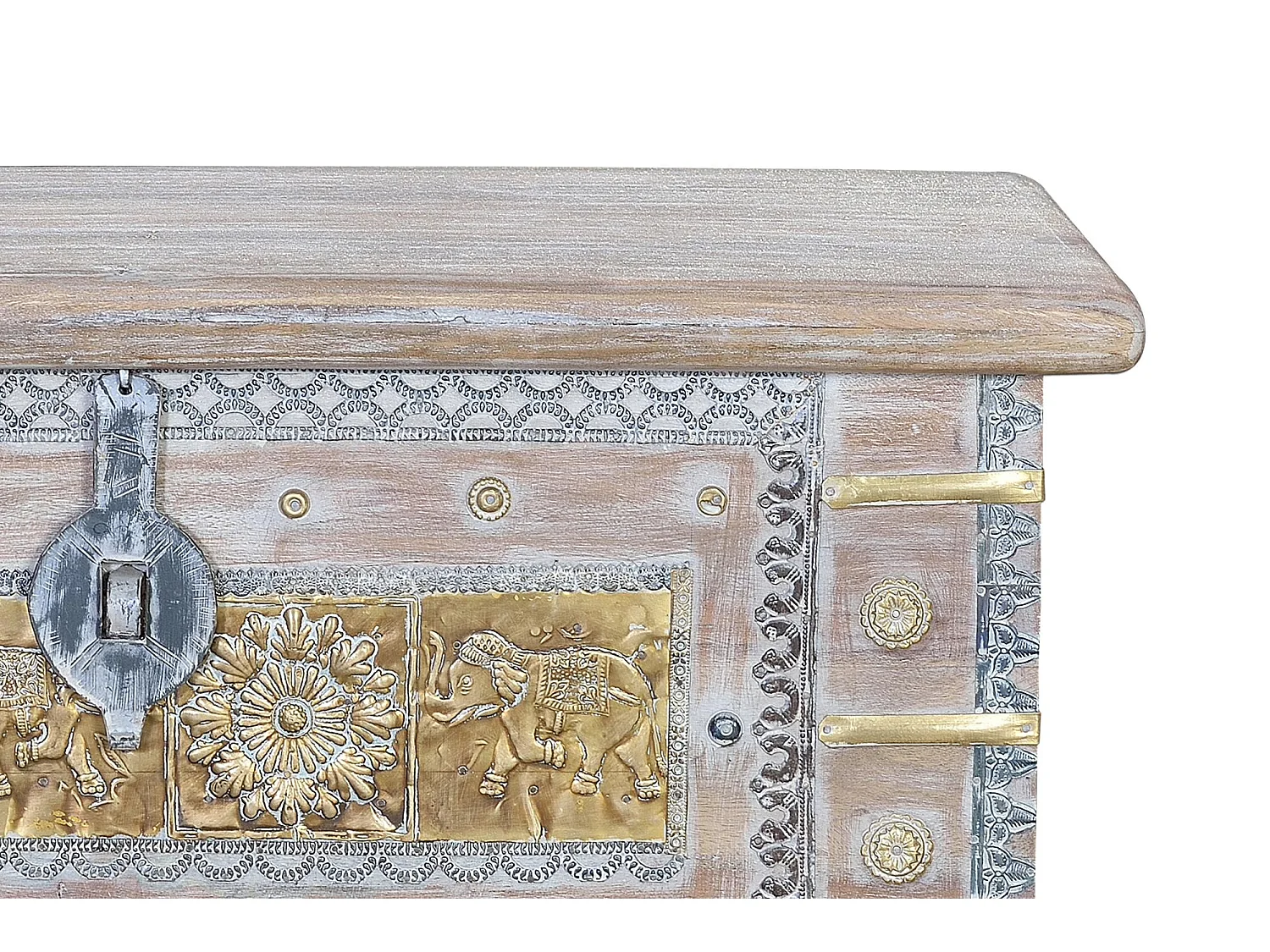 Coffre ancien en bois de manguier blanc