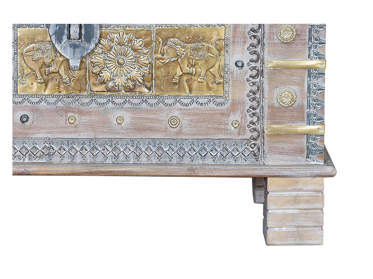 Coffre ancien en bois de manguier blanc