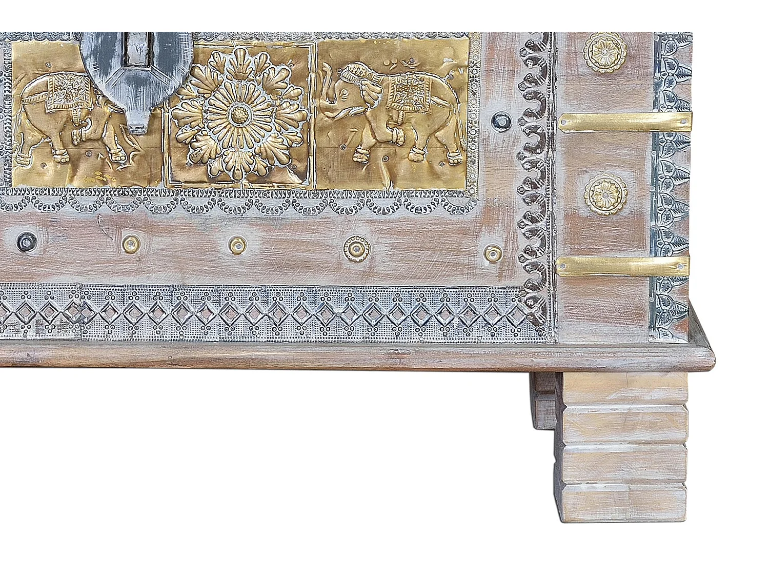 Coffre ancien en bois de manguier blanc