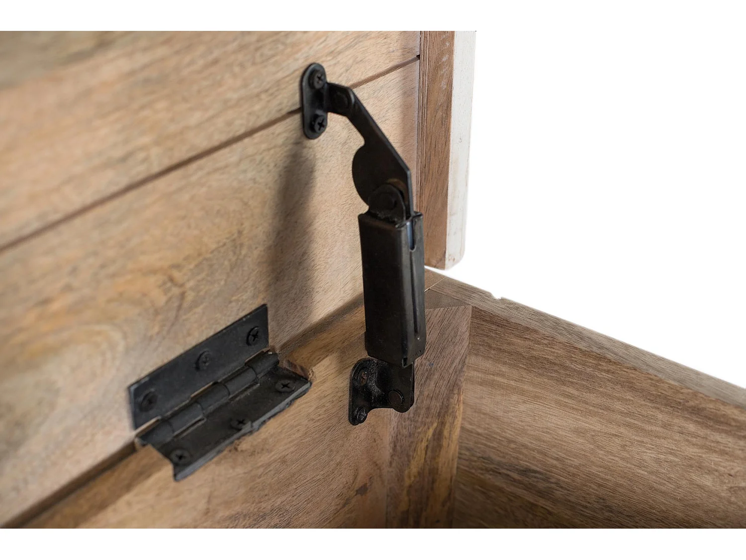 Malle fabriquée artisanalement en bois de manguier avec ouverture