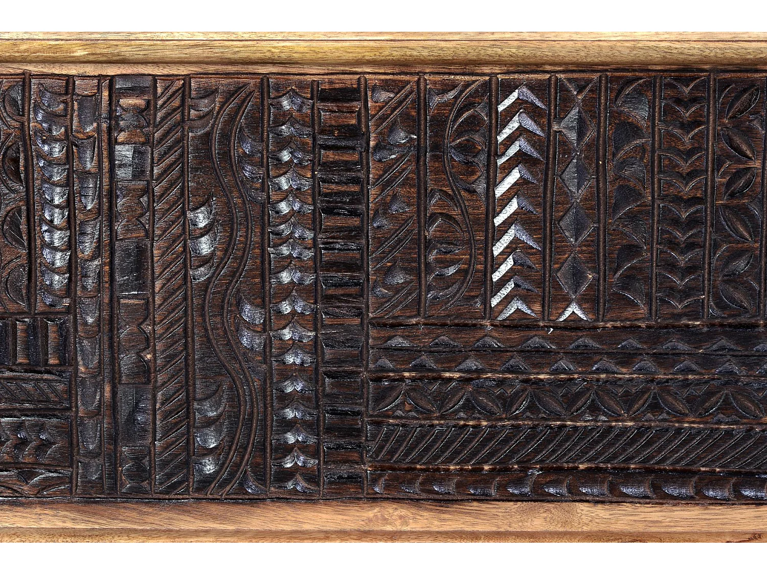 Tronc en bois de manguier et détails sombres