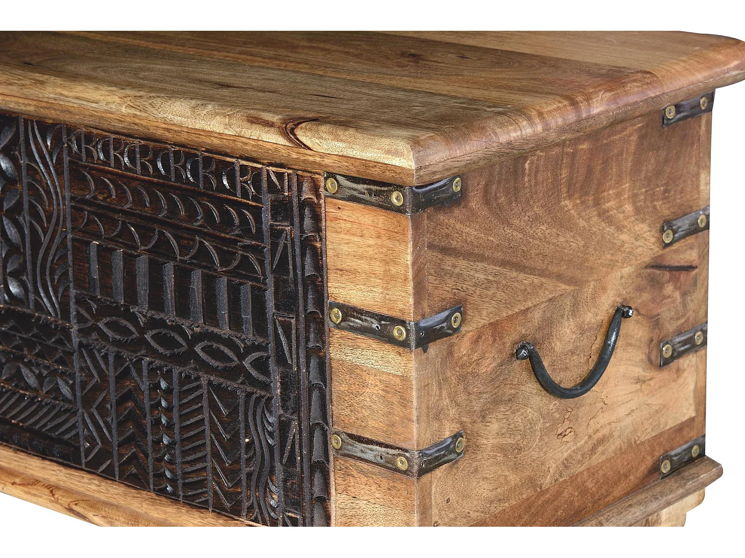 Tronc en bois de manguier et détails sombres