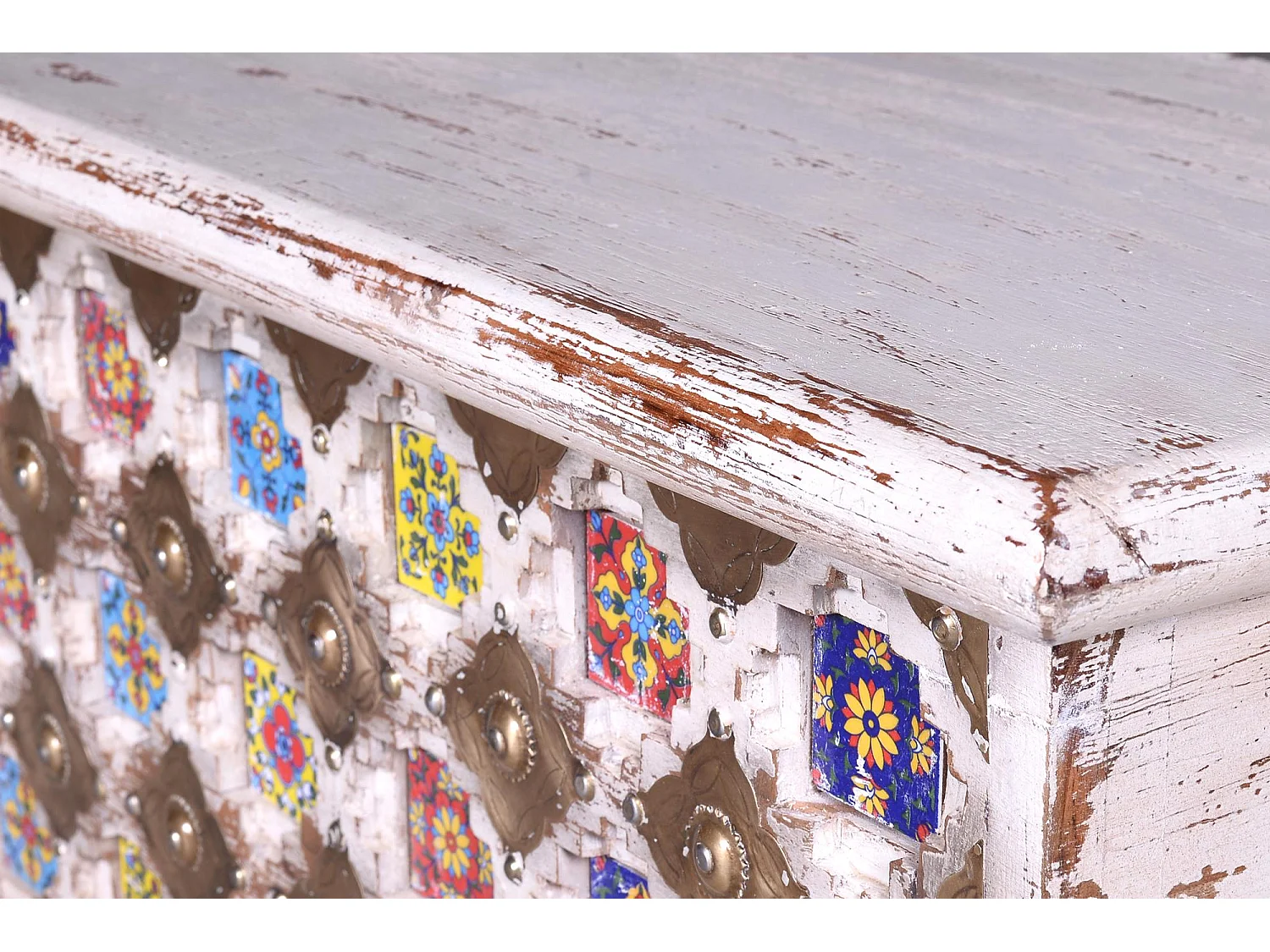 Baúl madera de mango detalles en cerámica y bronce Blanco.Giner y Colomer 46x40x80