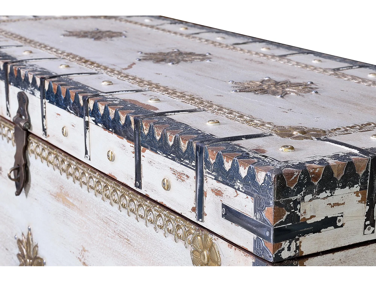 Coffre ancien en bois de manguier blanc cassé