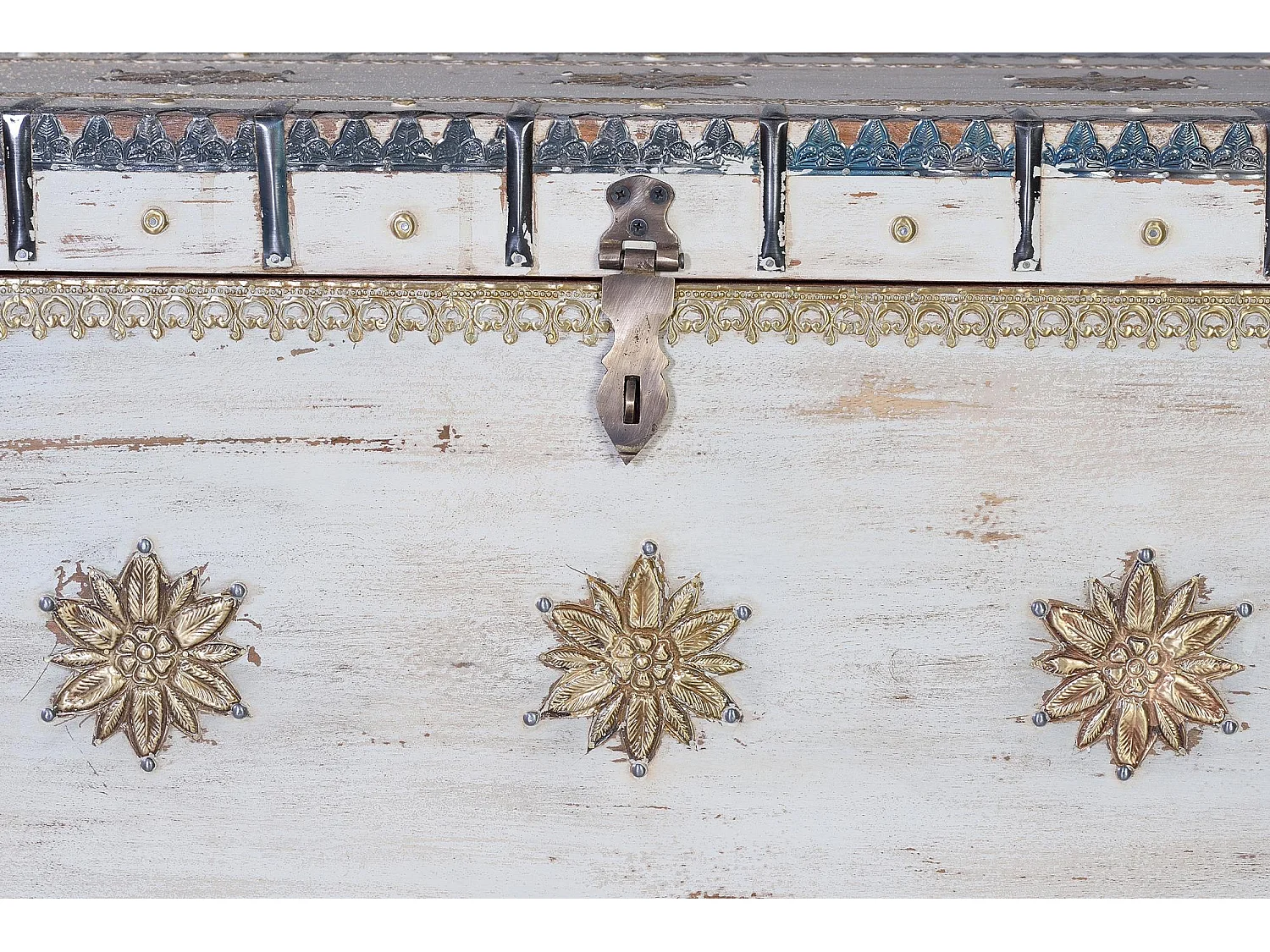 Coffre ancien en bois de manguier blanc cassé