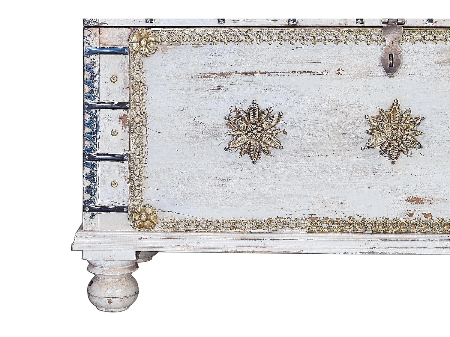 Coffre ancien en bois de manguier blanc cassé