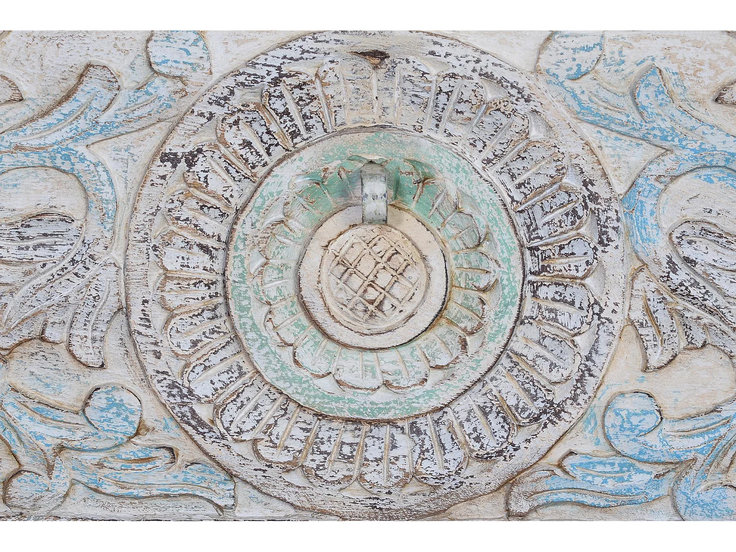 Coffre en bois de manguier aux couleurs pastel