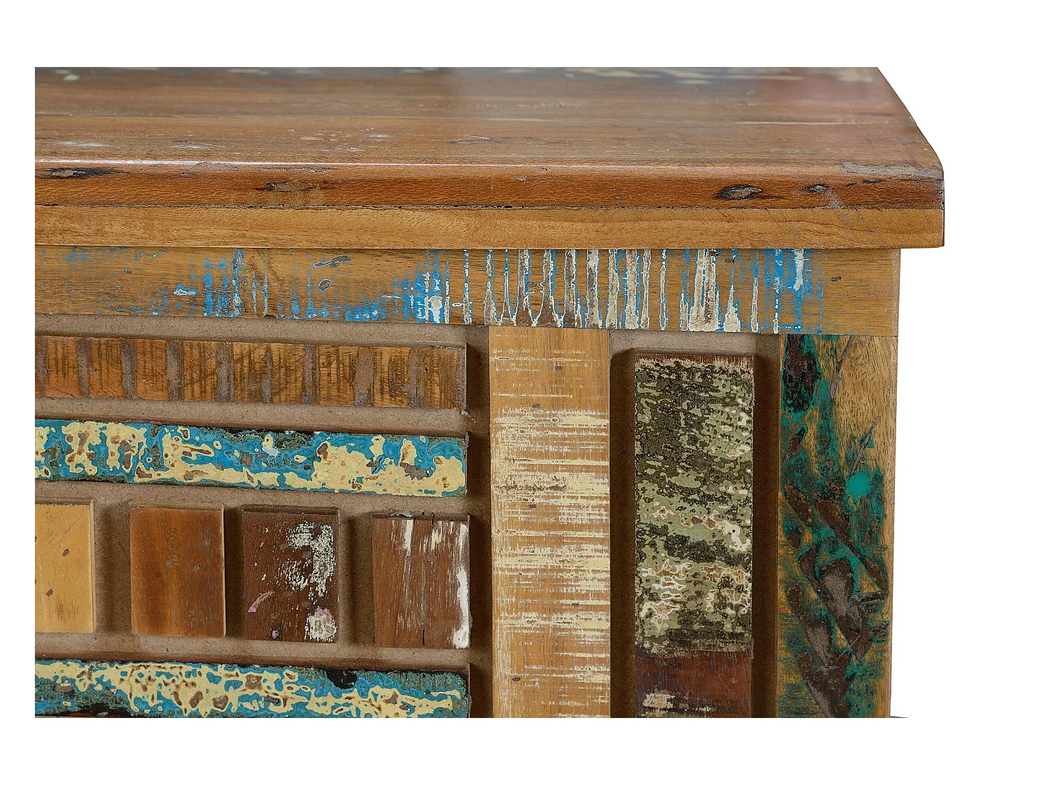 Truhe aus recyceltem Holz