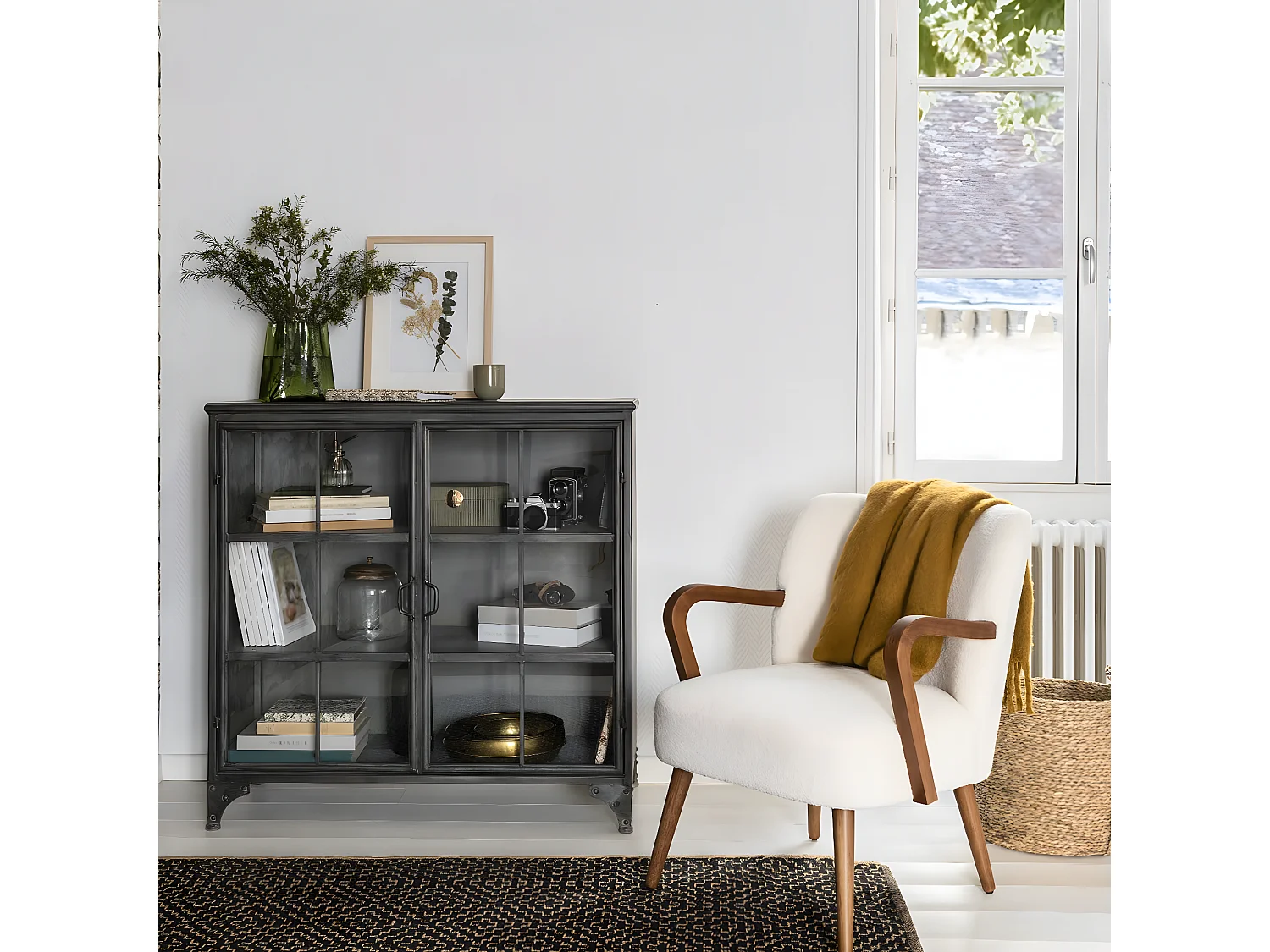 Fauteuil avec accoudoirs en bois, Polyester coloris blanc, marron  -  L. 62,5  x P. 71 x H. 79 cm