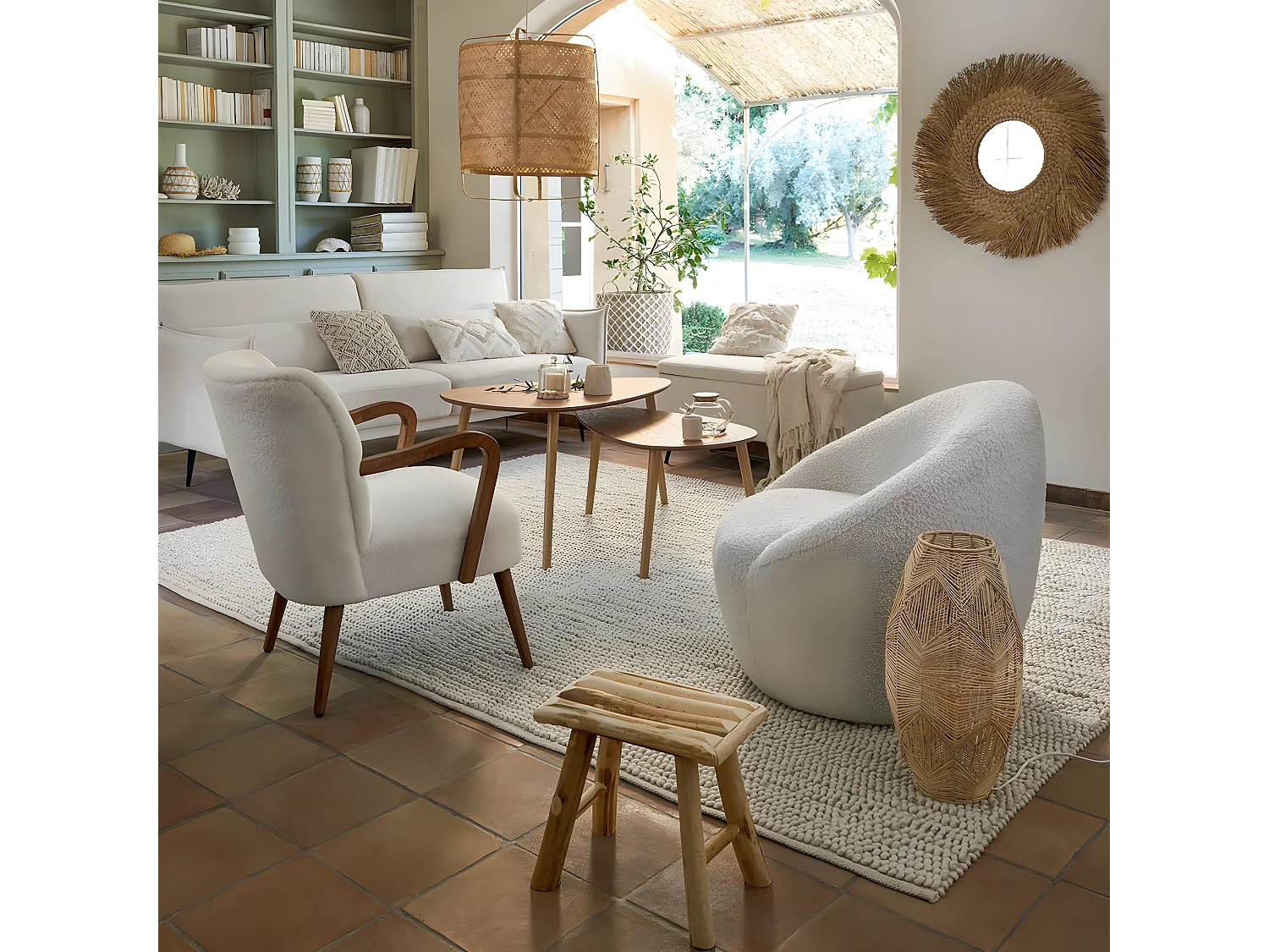 Fauteuil avec accoudoirs en bois, Polyester coloris blanc, marron  -  L. 62,5  x P. 71 x H. 79 cm