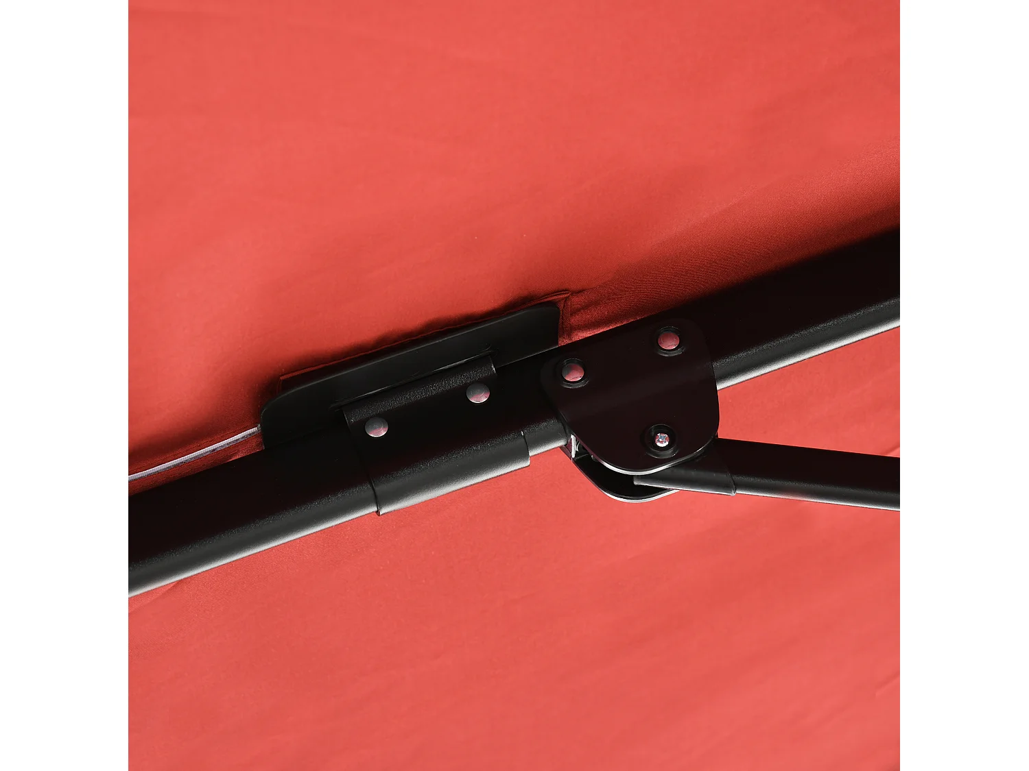 Parasol déporté carré inclinable manivelle avec pied en acier dim. 2,45L x 2,45l x 2,45H m métal alu. polyester haute densité rouge