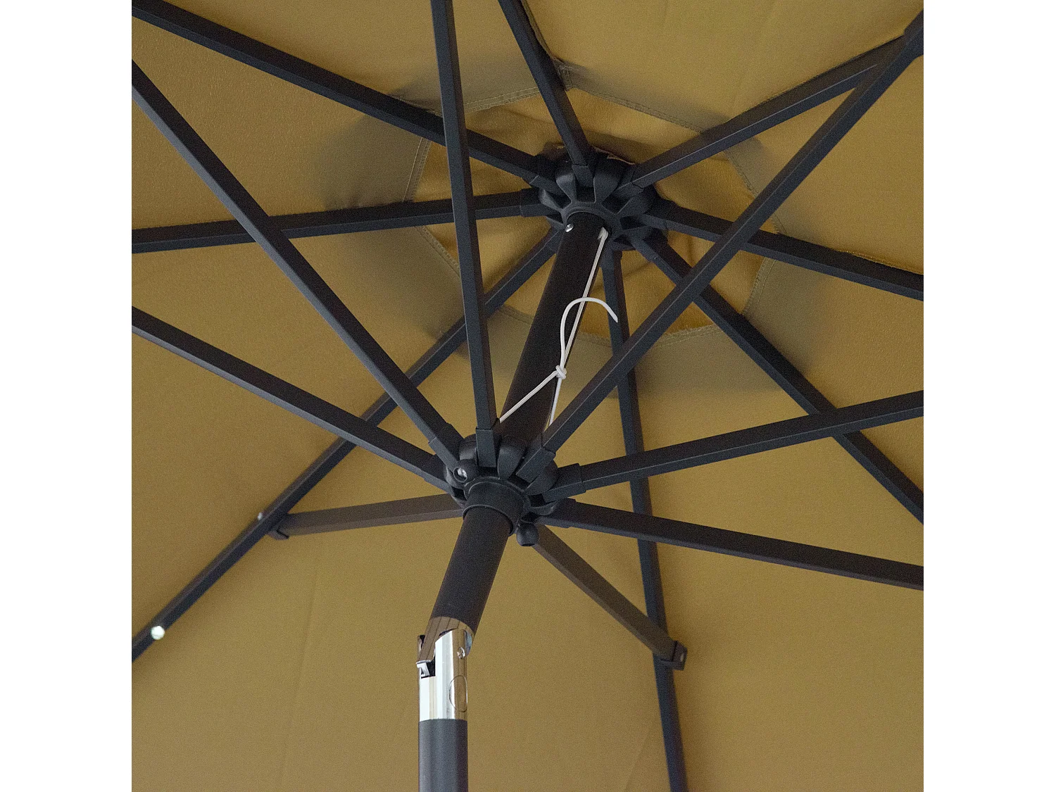 Parasol octogonal inclinable Ø 2,67 x 2,4 m lumineux solaire 24 LED polyester haute densité 180 g/m² kaki