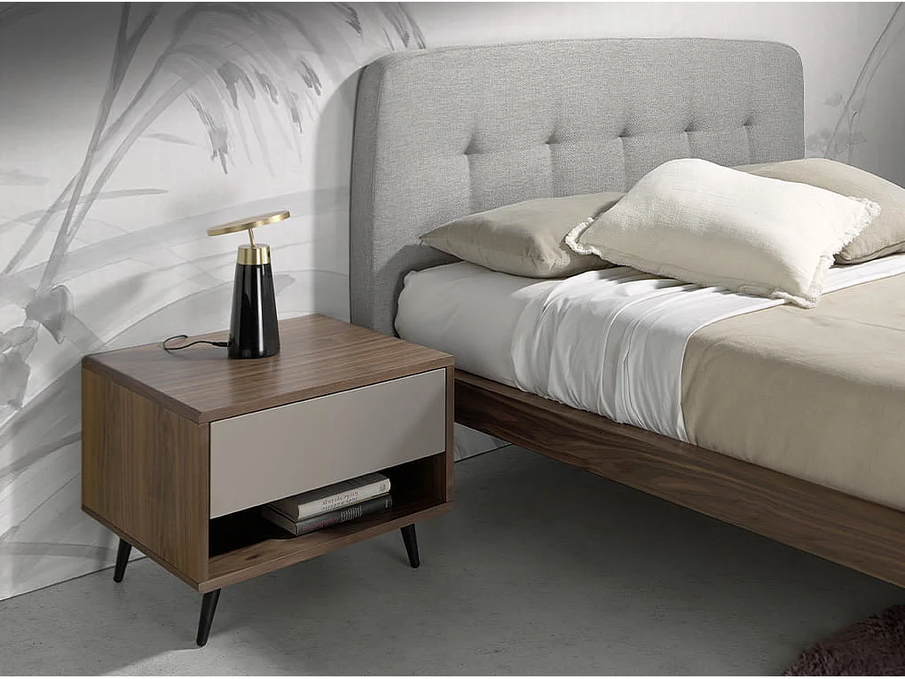 Bett mit grauem Stofftufting