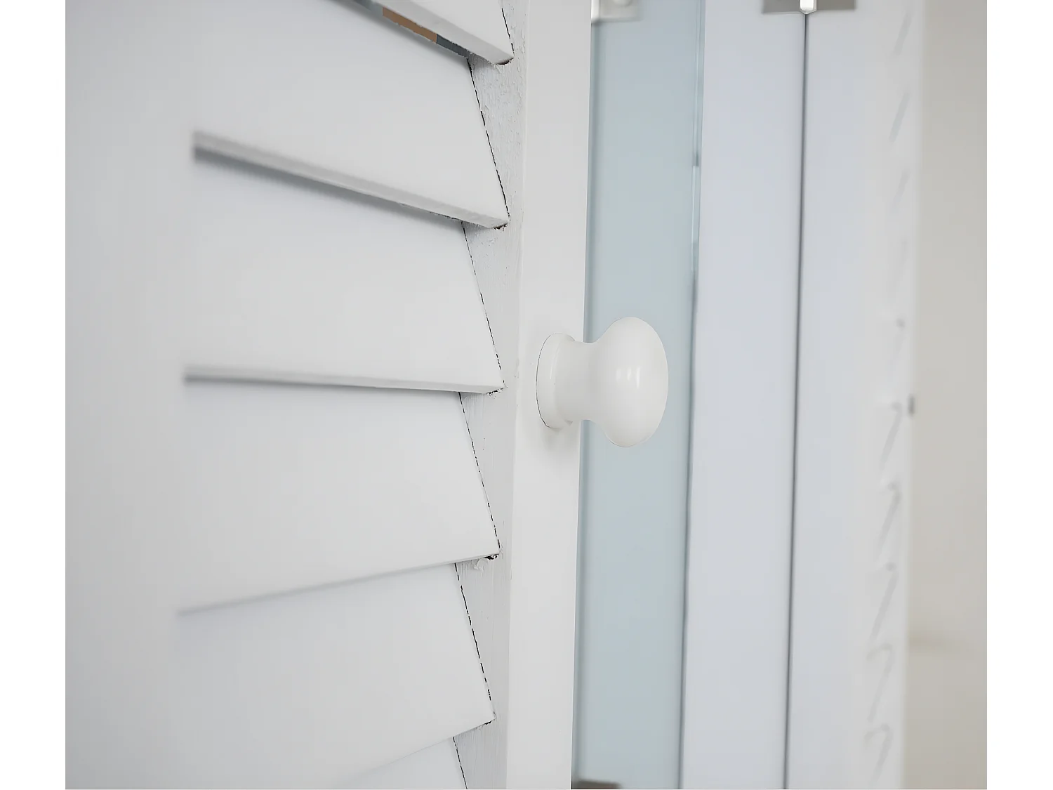 Wandspiegel mit Fensterläden, Weiß lackiert