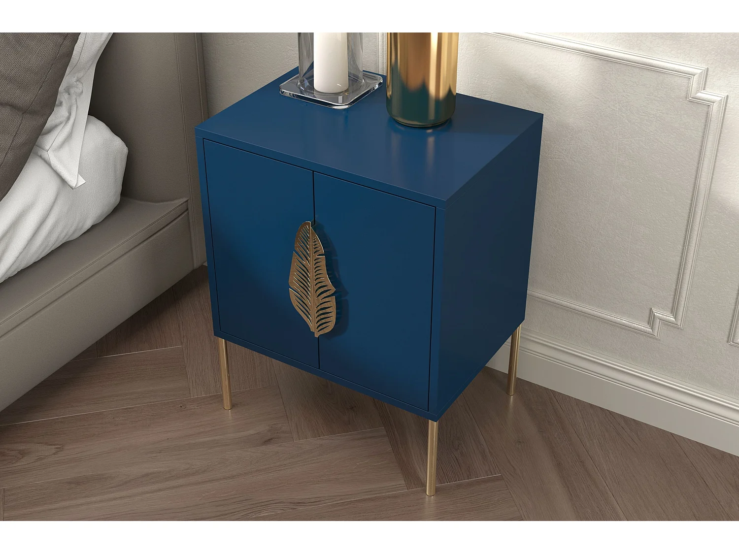 Table de chevet bleu marine MERLIN avec des accents dorés / 54 cm