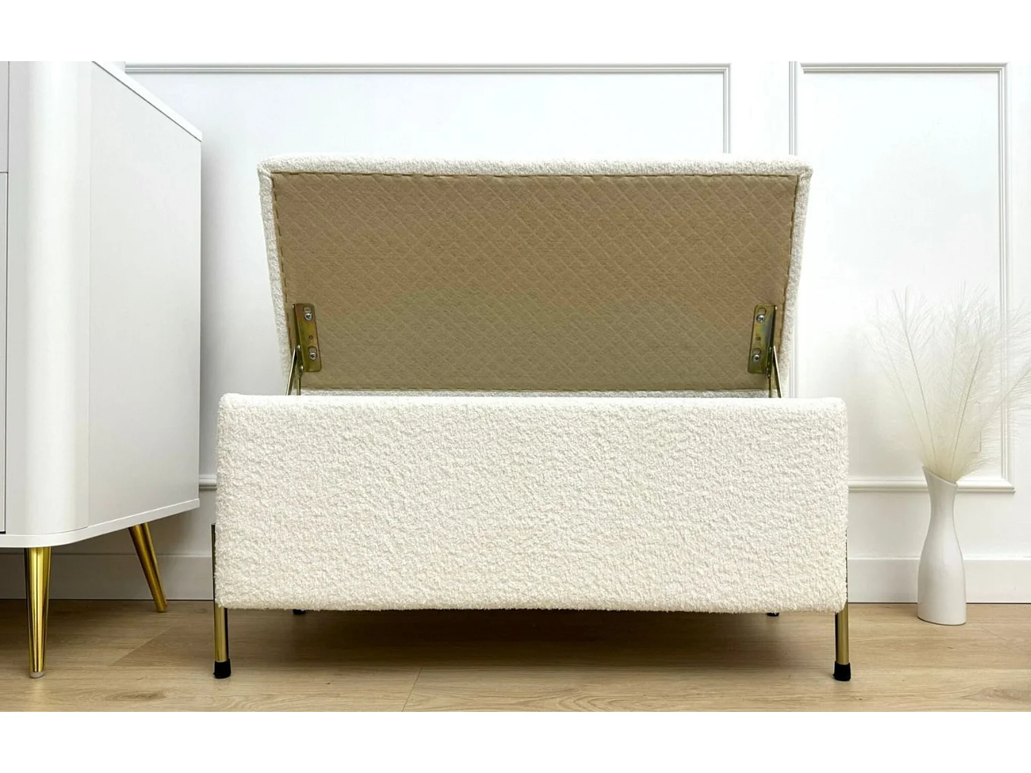 Kremowa tapierowana ławka Dancan BORGO z pojemnikiem -boucle