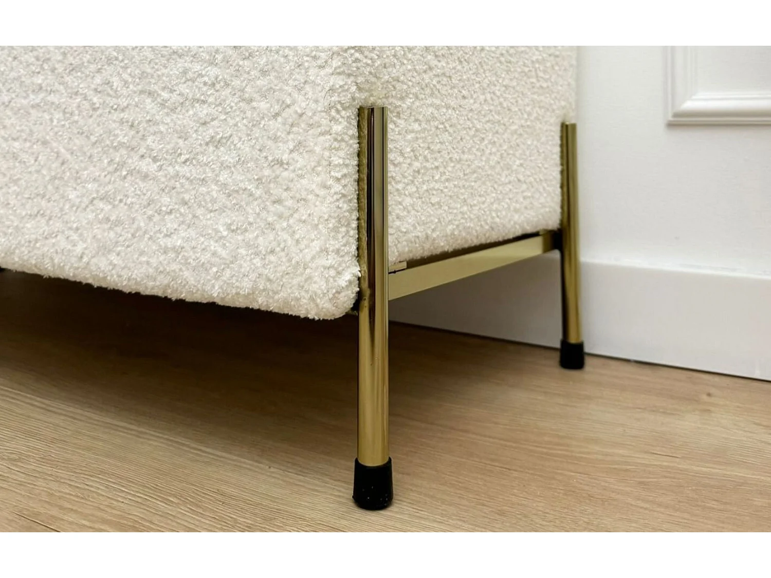 Kremowa tapierowana ławka Dancan BORGO z pojemnikiem -boucle