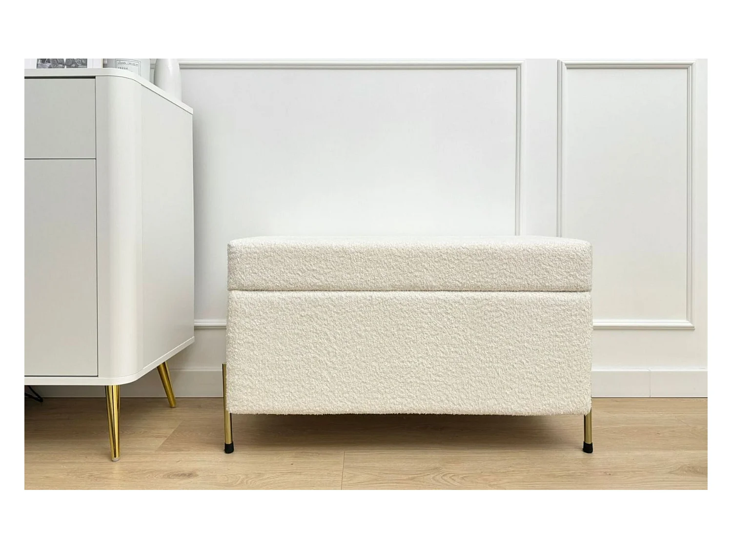 Banc BORGO en tissu bouclé crème avec pieds en métal doré / 80 x 37 cm