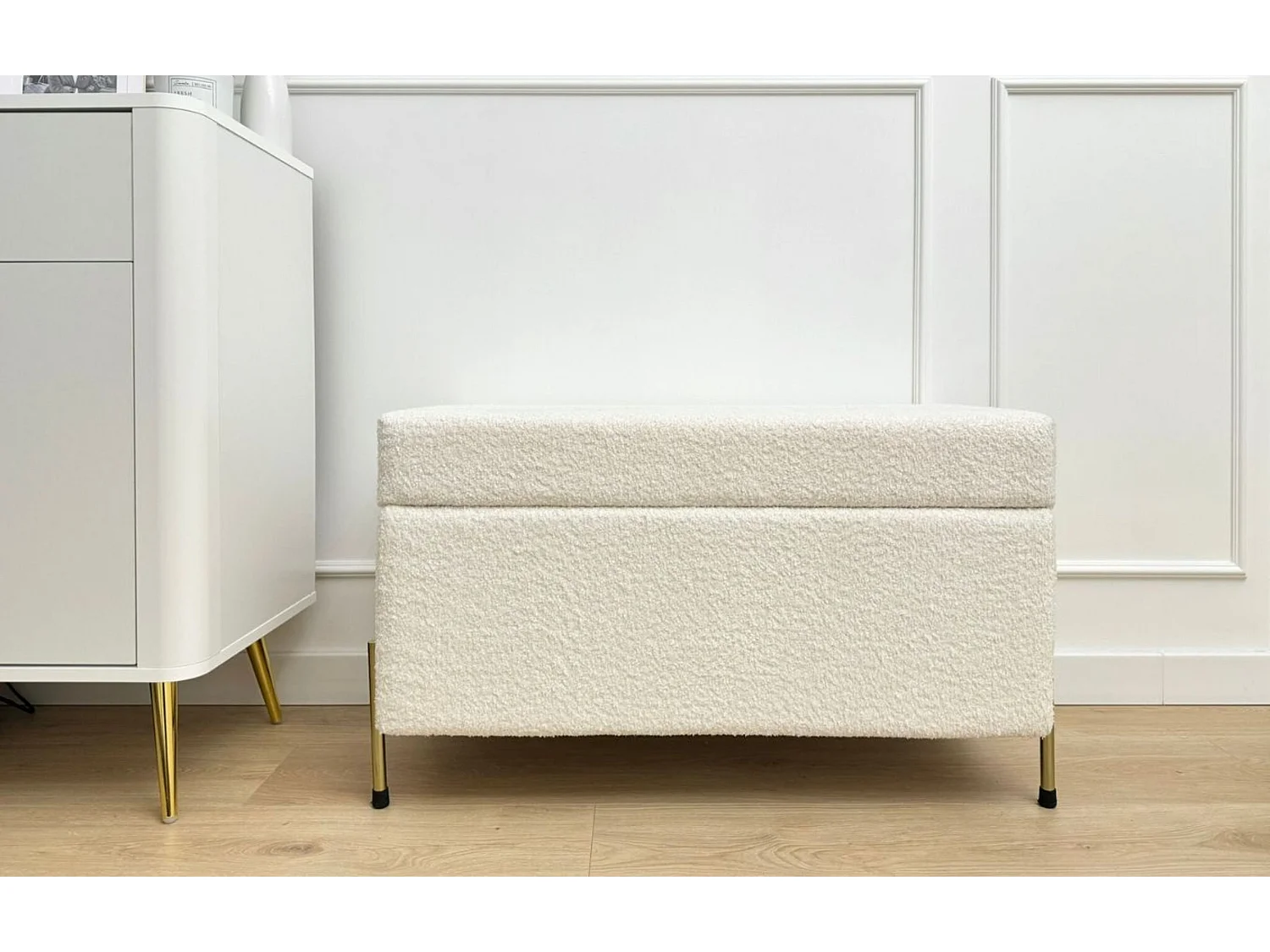 Kremowa tapierowana ławka Dancan BORGO z pojemnikiem -boucle