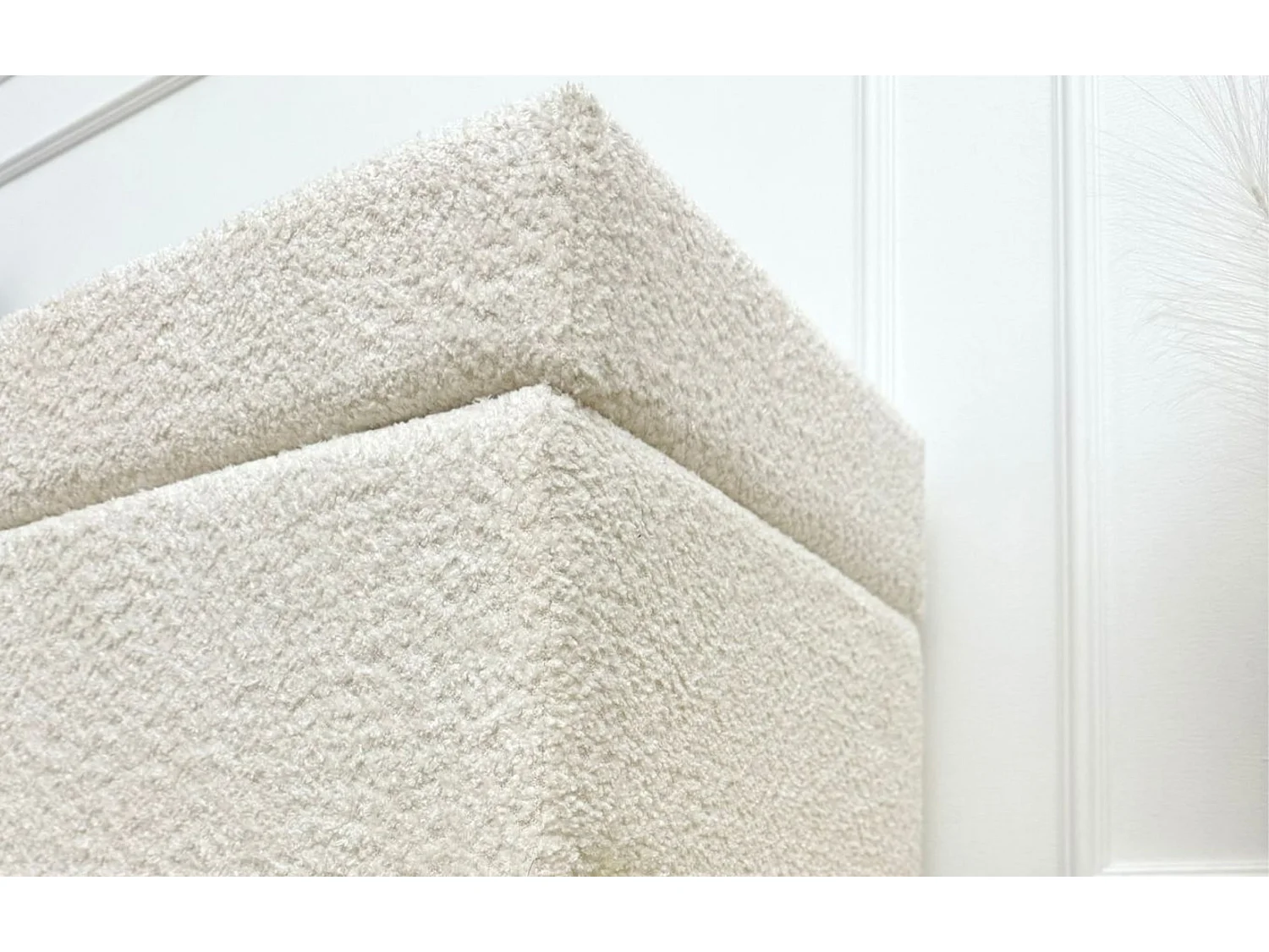 Kremowa tapierowana ławka Dancan BORGO z pojemnikiem -boucle