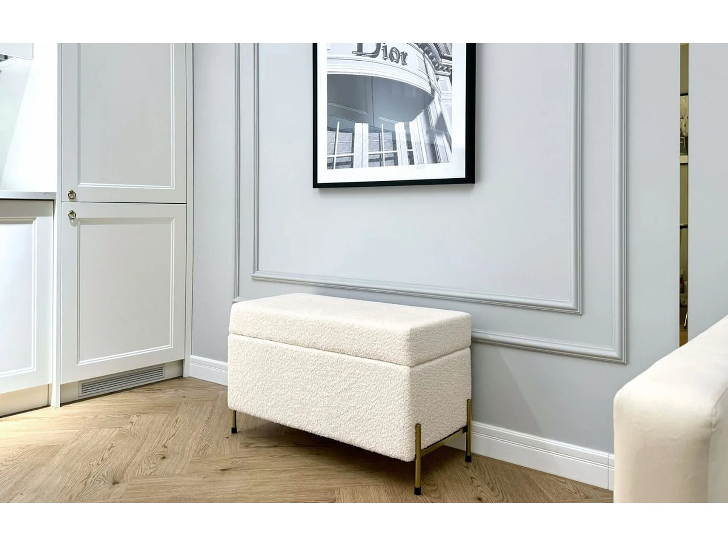 Kremowa tapierowana ławka Dancan BORGO z pojemnikiem -boucle