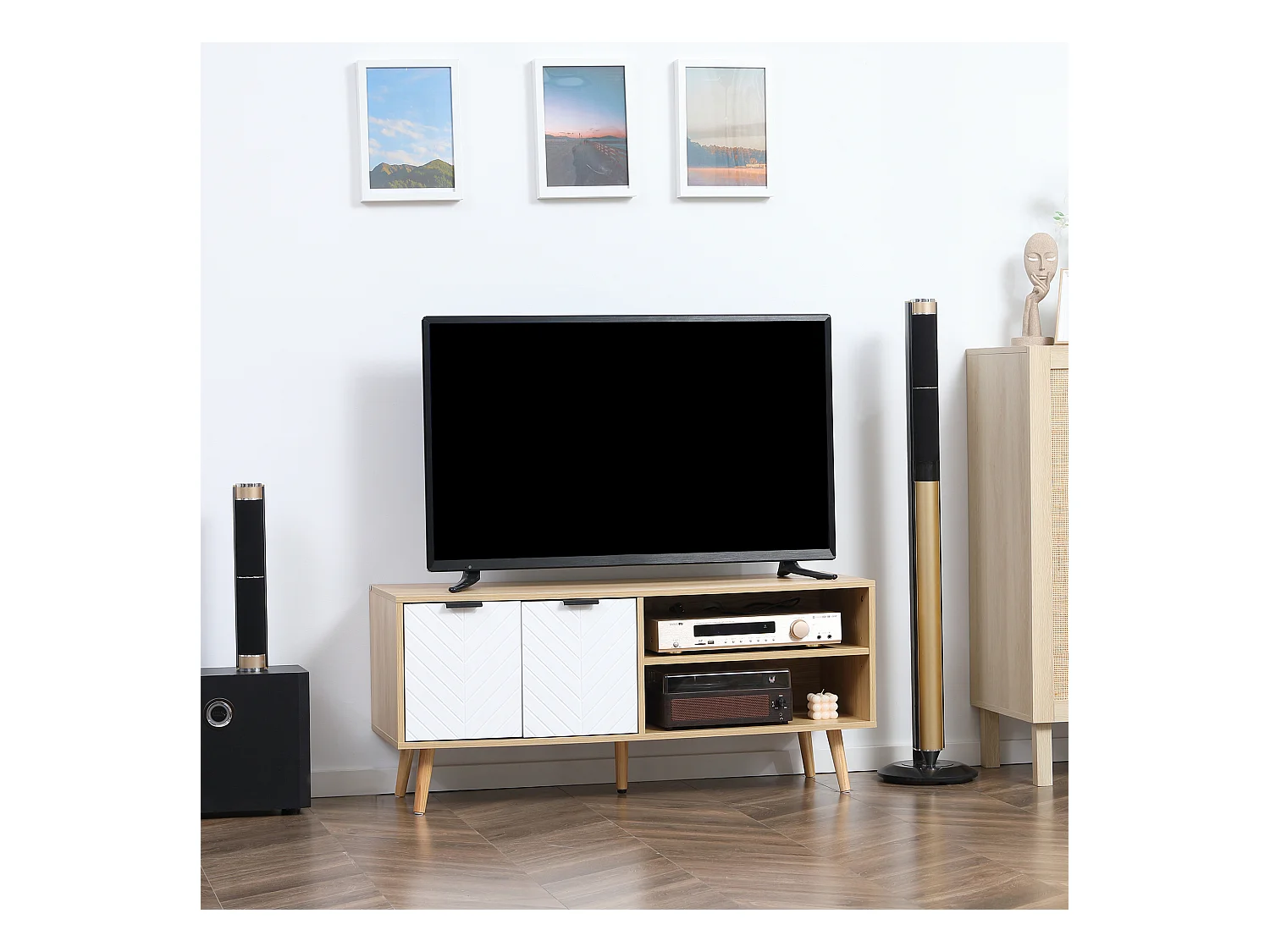 Meuble TV bas sur pied style scandinave 2 portes 2 niches piètement effilé incliné bois panneaux blanc aspect bois
